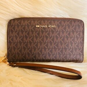 Micheal kors medium wallet with wristlet $140 brand new with tag